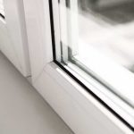 ۵ راه حل ساده برای گرفتن درز پنجره و خلاصی از سرما و گرد و خاک